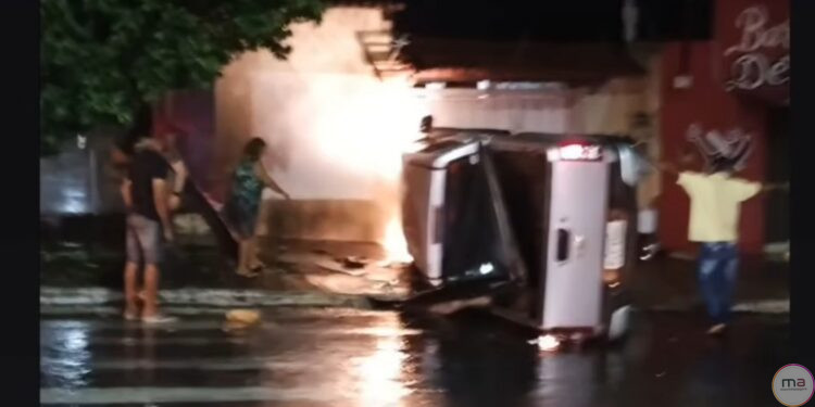 Acidente de Trânsito: Caminhonete Tomba na Rua Ceará, em Morrinhos