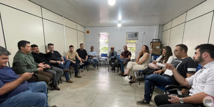 Prefeito Eleito Maycllyn Carreiro e Equipe de Transição Visitam Secretaria de Saúde