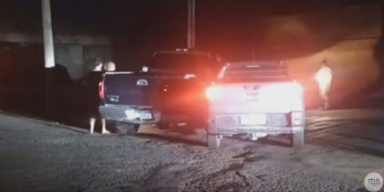 Colisão entre F-250 e Strada derruba poste e deixa casas sem energia elétrica no centro da cidade