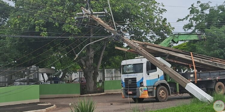 Caminhão munck colide com rede elétrica, derruba poste e deixa bairros sem energia em Morrinhos