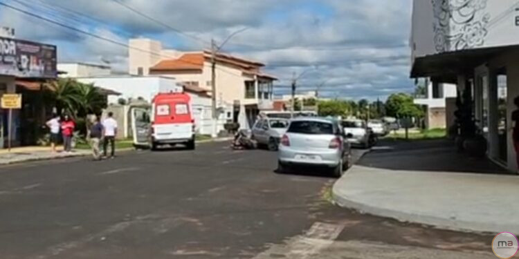 Motociclista fica ferido em acidente próximo à Secretaria de Saúde em Morrinhos