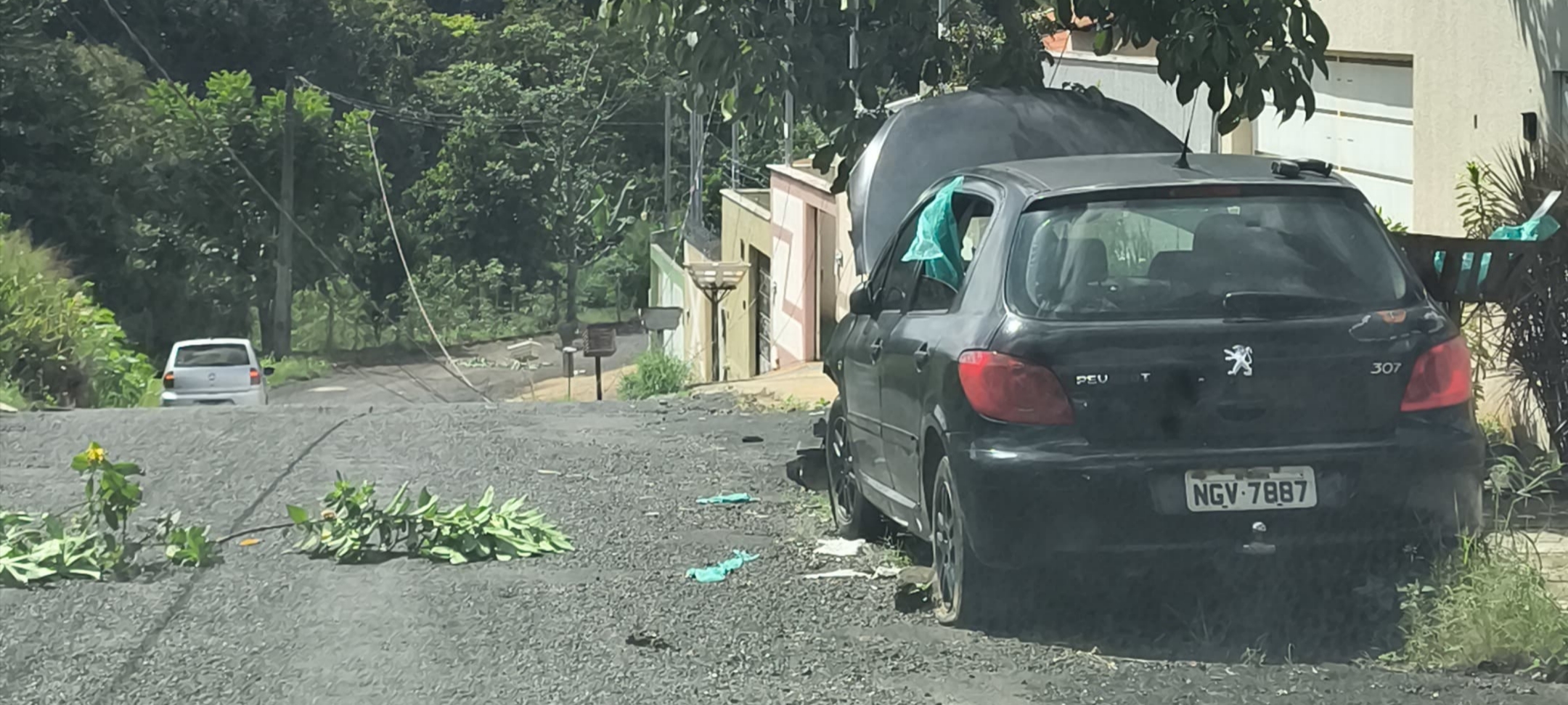 Veículo colide com poste na Rua Coronel Bento de Godoy, no setor Cristina Parque